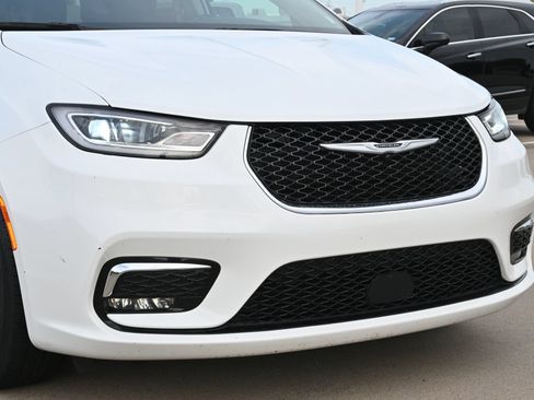 Used 2023 Chrysler Pacifica Touring-L FWD image 28