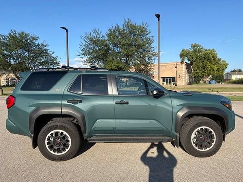 Certified 2025 Toyota 4Runner TRD Off-Road Premium AWD/4WD image 9