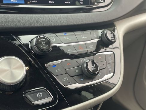 Used 2024 Chrysler Pacifica Touring-L FWD image 30