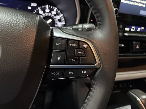Used 2020 Toyota Highlander XLE AWD/4WD image 17