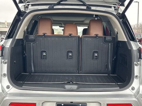 Used 2024 Nissan Pathfinder Platinum image 12