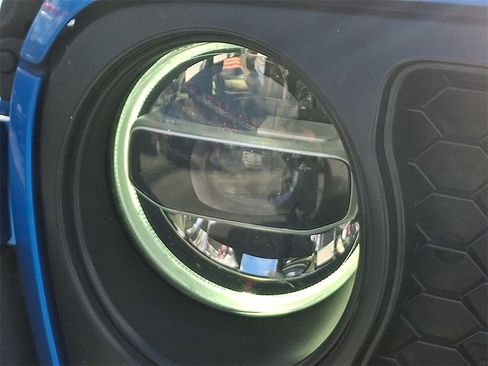 Used 2021 Jeep Gladiator Overland w/ LED Lighting Group image 9