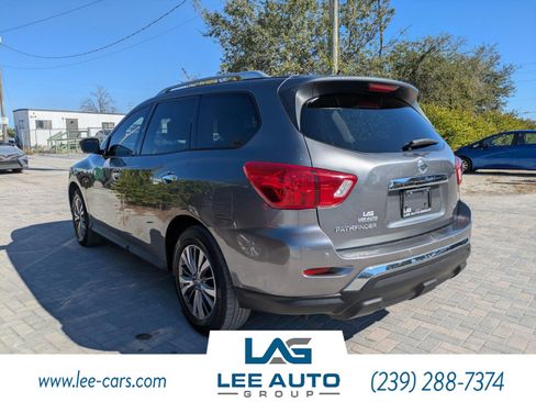 Used 2018 Nissan Pathfinder SV image 5