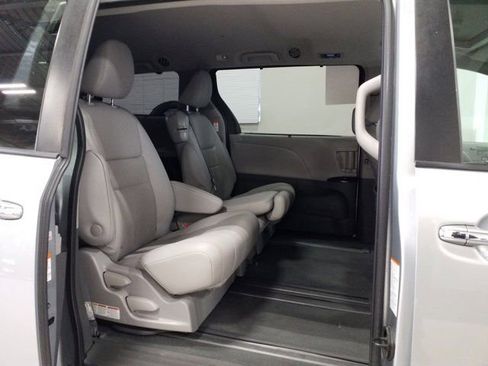 Used 2020 Toyota Sienna XLE image 18