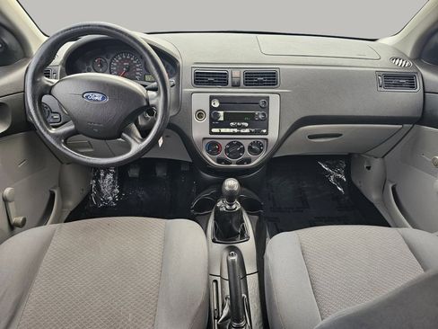 Used 2005 Ford Focus ZX5 Hatchback image 2