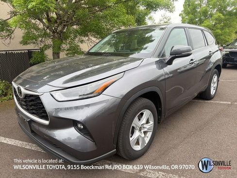 Used 2023 Toyota Highlander LE FWD image 1