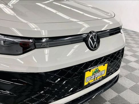 Used 2025 Volkswagen Tiguan SE R-Line AWD/4WD image 32