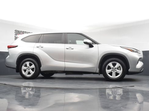 Used 2023 Toyota Highlander LE AWD/4WD image 30