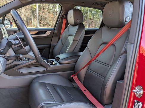 Certified 2025 Porsche Cayenne GTS AWD/4WD image 5