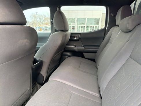 Used 2017 Toyota Tacoma TRD Sport image 32