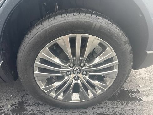 Certified 2023 Toyota Venza Limited AWD/4WD image 6