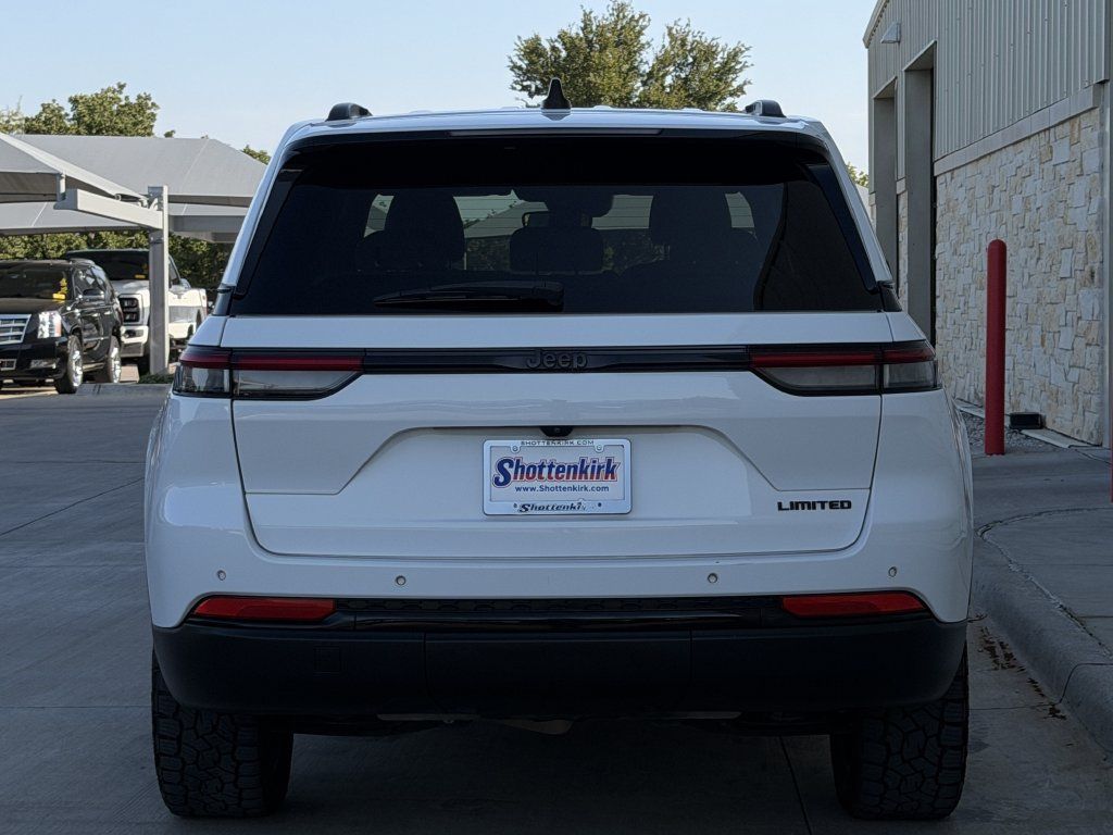 Used 2023 Jeep Grand Cherokee Limited w/ Black Appearance Package RWD image 5
