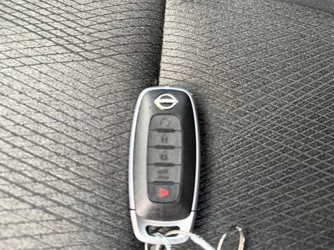 Used 2025 Nissan Rogue SV image 34