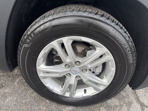 Used 2023 GMC Terrain SLE w/ Driver Convenience Package image 9