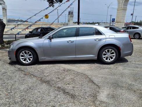 Used 2015 Chrysler 300 Limited RWD image 4