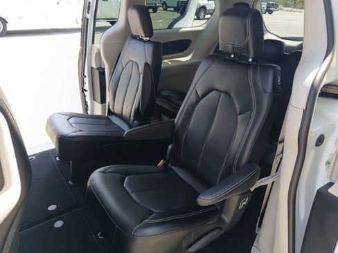 Used 2024 Chrysler Pacifica Touring-L FWD image 17