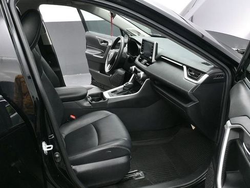 Used 2021 Toyota RAV4 XLE Premium image 9