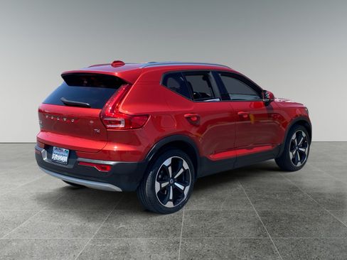 Used 2019 Volvo XC40 T4 Momentum FWD image 5