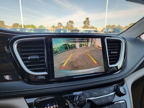Used 2024 Chrysler Pacifica Limited FWD image 18