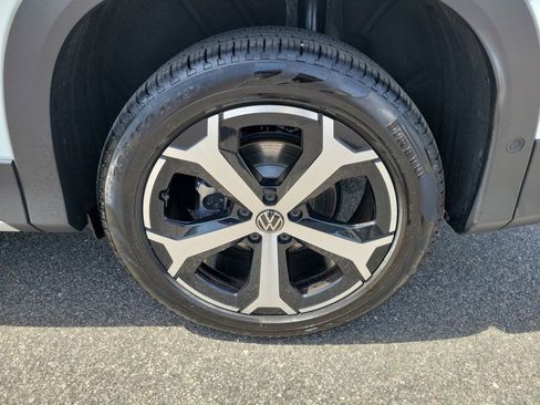 Used 2025 Volkswagen Tiguan SE w/ Panoramic Sunroof Package image 27