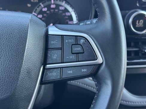 Used 2023 Toyota Highlander LE FWD image 25