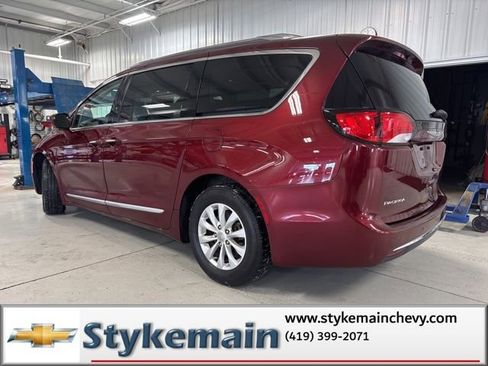 Used 2019 Chrysler Pacifica Touring-L image 6