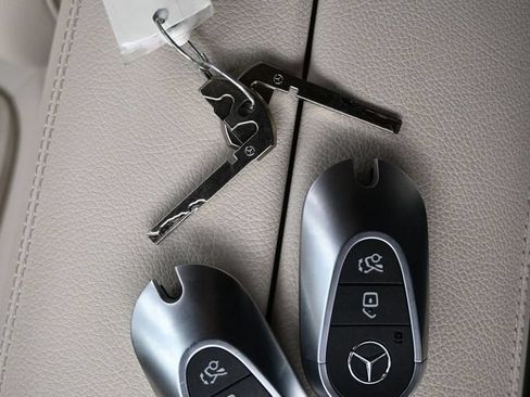 Used 2025 Mercedes-Benz GLC 300 4MATIC image 22