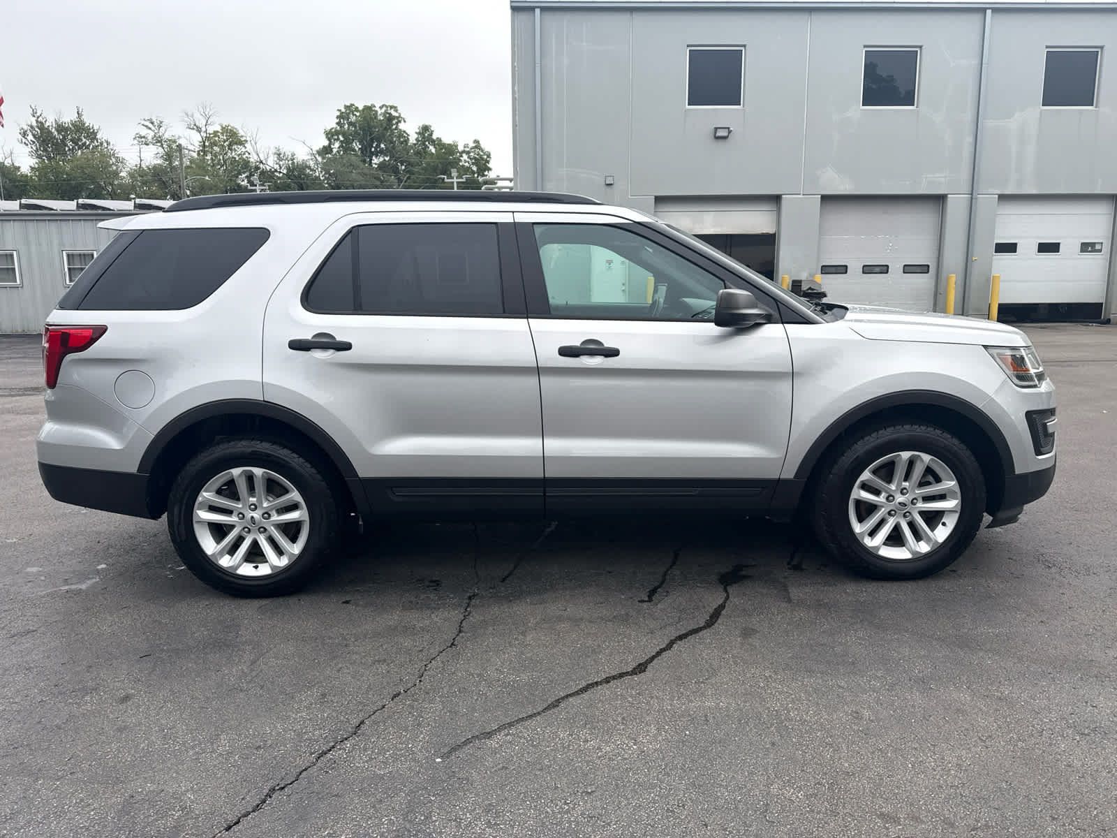 Used 2017 Ford Explorer 4WD image 2