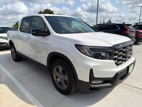 Used 2025 Honda Ridgeline TrailSport image 3