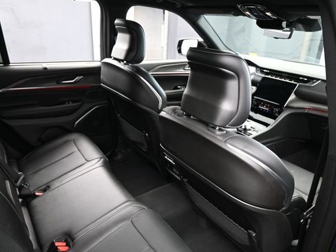 Used 2024 Jeep Grand Cherokee Overland w/ Luxury Tech Group IV image 50