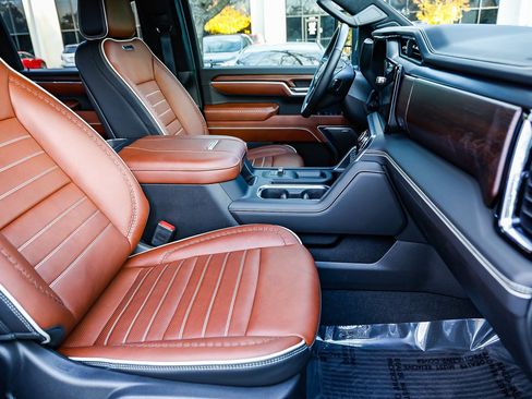 Used 2024 GMC Sierra 3500 Denali Ultimate image 17