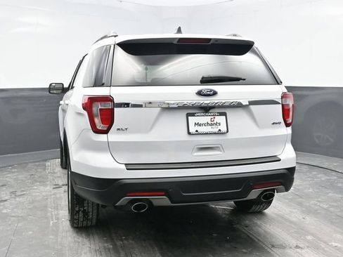 Used 2018 Ford Explorer XLT image 5