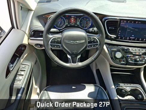 Used 2023 Chrysler Pacifica Limited w/ Uconnect Theater Family Group FWD image 17