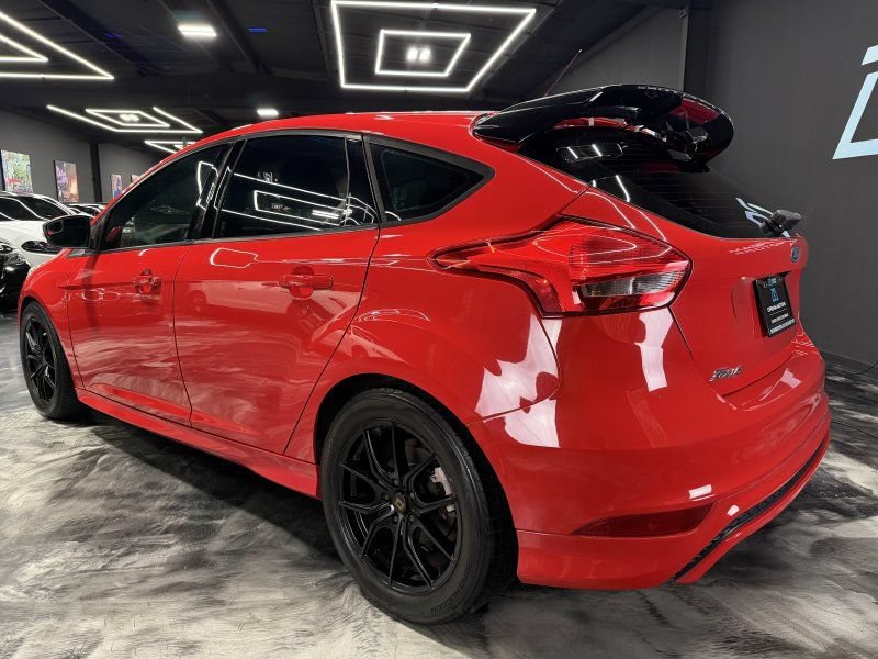 Used 2015 Ford Focus SE w/ SE Sport Package FWD image 7