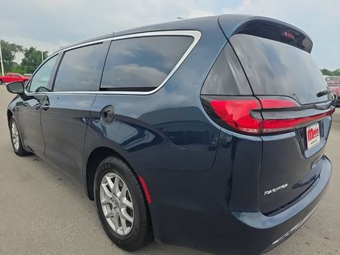 Used 2023 Chrysler Pacifica Touring-L FWD image 7
