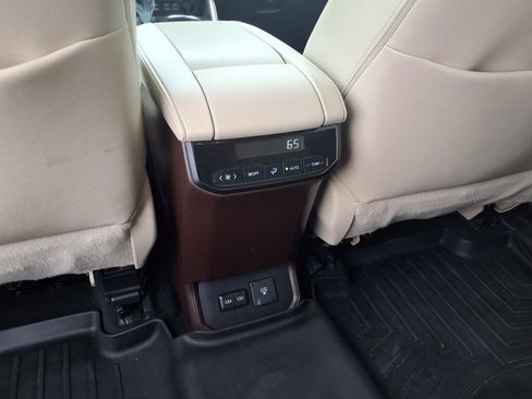 Used 2022 Toyota Highlander Limited AWD/4WD image 16