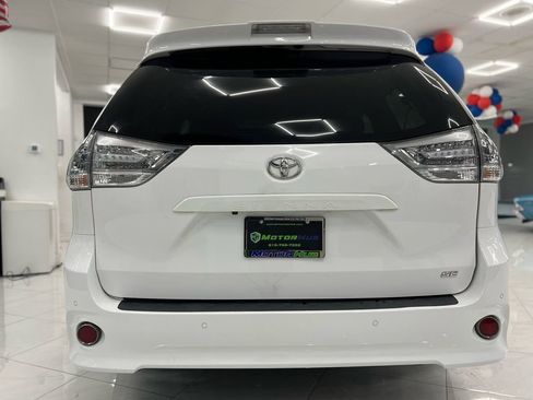 Used 2019 Toyota Sienna SE Premium w/ Carpet Mat Package image 11
