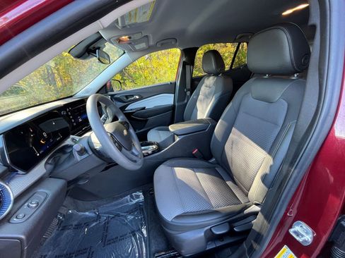 Used 2025 Chevrolet Trax LT image 23