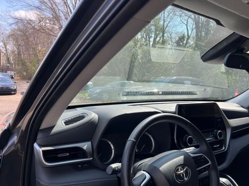Used 2025 Toyota Highlander LE image 35