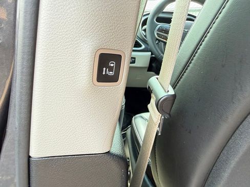 Used 2023 Chrysler Pacifica Touring-L FWD image 33