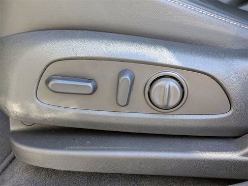 Used 2023 GMC Acadia SLT w/ Elevation Edition image 29