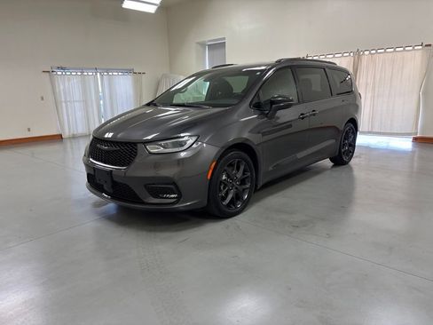 Used 2021 Chrysler Pacifica Touring w/ S Appearance Package FWD image 4