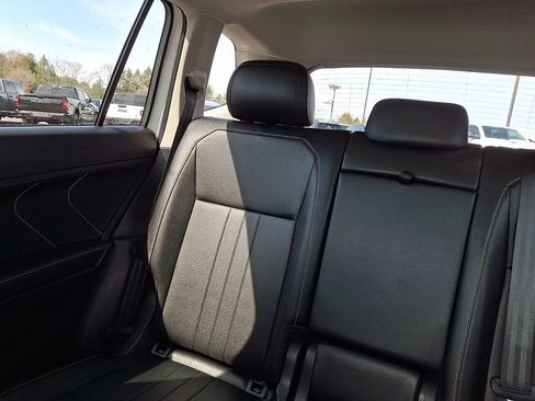 Used 2023 Volkswagen Tiguan SE AWD/4WD image 19