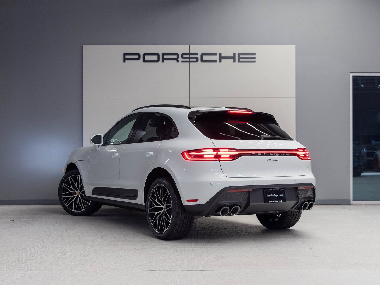 Certified 2026 Porsche Macan AWD/4WD image 3
