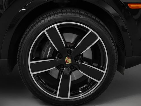 Used 2023 Porsche Cayenne Platinum Edition image 15