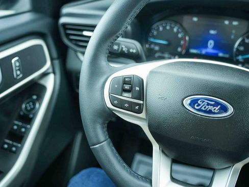 Used 2023 Ford Explorer XLT AWD/4WD image 32
