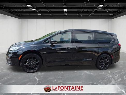 Certified 2025 Chrysler Pacifica Limited FWD image 2