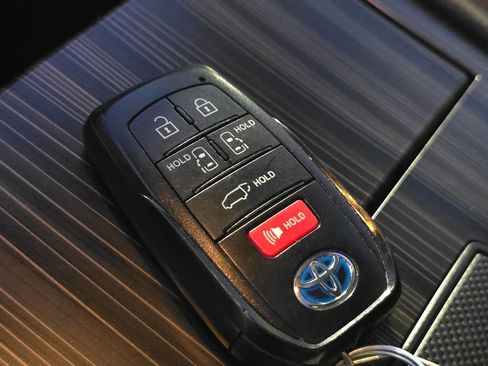 Used 2024 Toyota Sienna Platinum image 40