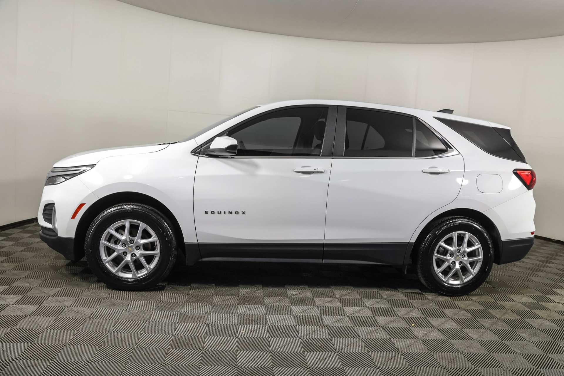 Used 2023 Chevrolet Equinox LT w/ Driver Convenience Package AWD/4WD image 19
