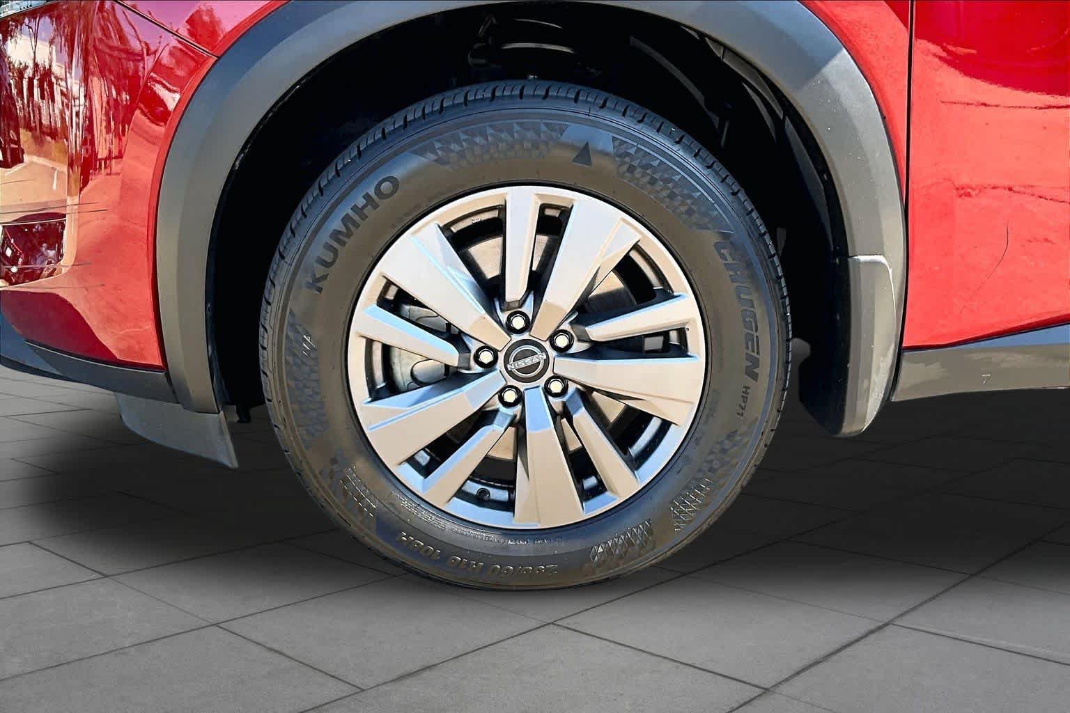 Used 2024 Nissan Pathfinder SV w/ SV Premium Package FWD image 11